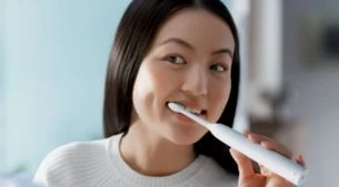 Thiết kế tay cầm thuận theo tư thế tự nhiên của người dùng giúp dễ cầm và sử dụng bàn chải