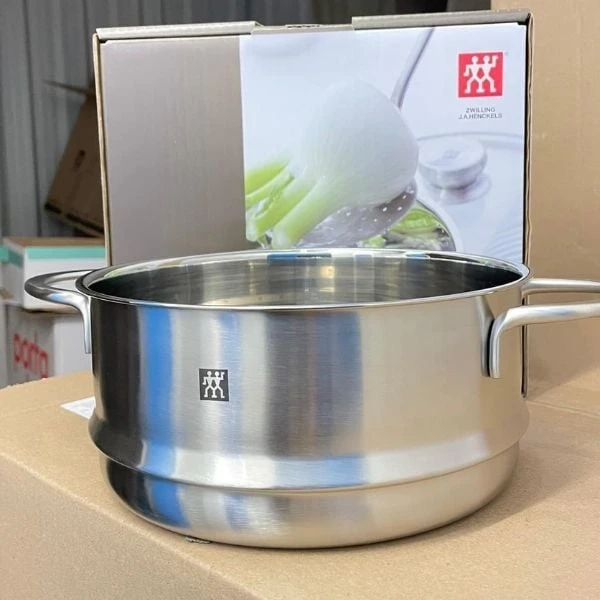 Xửng hấp Zwilling Nova 20cm được làm bằng thép không gỉ cao cấp giúp tỏa nhiệt nhanh và đều đặn. Xửng hấp Zwilling Nova 20cm được làm bằng thép không gỉ cao cấp giúp tỏa nhiệt nhanh và đều đặn.