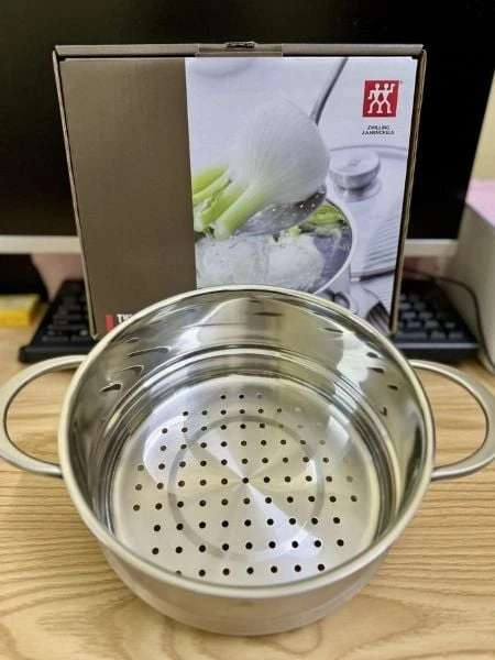 Xửng hấp Zwilling Nova 20cm truyền giữ nhiệt tốt và an toàn cho sức khỏe, siêu bền và an toàn tuyệt đối khi tiếp xúc với thực phẩm, chịu nhiệt lên đến 250°C. Xửng hấp Zwilling Nova 20cm truyền giữ nhiệt tốt và an toàn cho sức khỏe, siêu bền và an toàn tuyệt đối khi tiếp xúc với thực phẩm, chịu nhiệt lên đến 250°C.